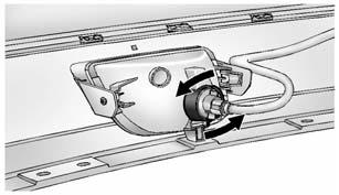 9-36 Îngrijirea autovehiculului Pentru înlocuirea unuia dintre aceste becuri: Stopul de frână/lampa de poziţie din spate şi lampa pentru semnalizarea direcţiei 1. Deschideţi portbagajul.