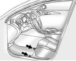 Îngrijirea autovehiculului 9-81 Covoraşele { AVERTISMENT În cazul în care un covoraş are dimensiunea incorectă şi nu este corect montat, acesta poate stânjeni pedalele.