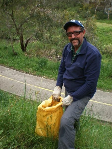 Adrian with his weeding bag 5) Alphington Music from the Wetlands and Malahang Festival 17 th November 2013 In an attempt to increase our membership and involve ourselves further in the local creek