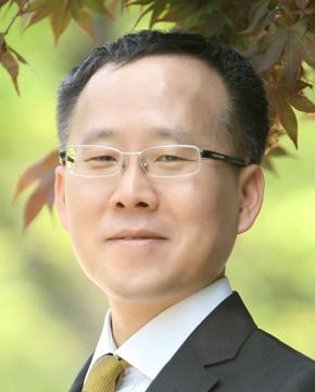 JOURNAL OF SEMICONDUCTOR TECHNOLOGY AND SCIENCE, VOL.16, NO.4, AUGUST, 216 527 Jongsun Kim received his Ph.D. degree in electrical engineering from the University of California, Los Angeles (UCLA) in 26 in the field of Integrated Circuits and Systems.