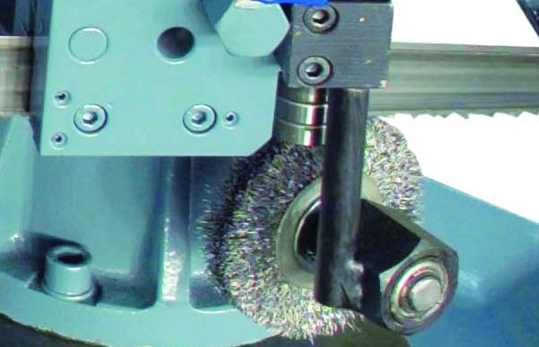 TOP CLAMPING MECHANICAL Mechanically adjusted top clamping secures bundled material during the cutting process.