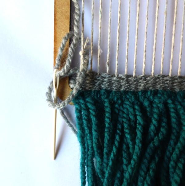 Basic weaving When you have about 10 cm of yarn left on the needle, secure the yarn at the end of