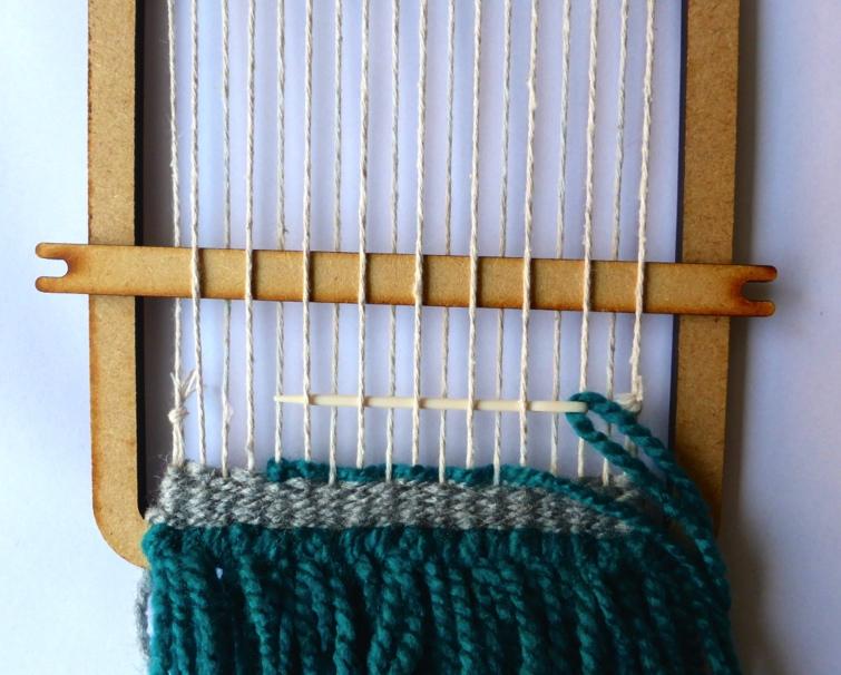 Leave the yarn end on the back of the loom.