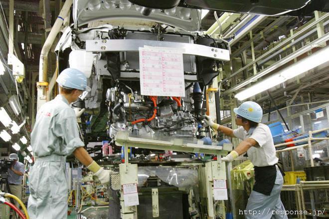 Automobile Factories Assembly Process http://response.jp/issue/2004/0120/article57131_1.images/61053.