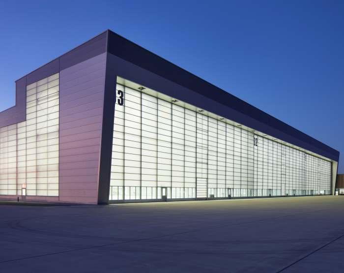 Butzbach hangar door and fibreglass curtain wall installations in Wunstorf in detail Butzbach hangar doors and their additional equipment are always individual bespoke solutions.