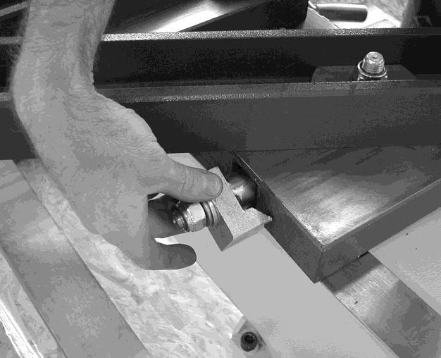Disengage the spindle-locking shaft and tighten the knob to ensure that it will