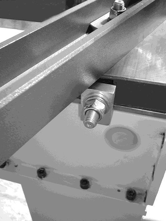 Spindle locking knob locked Fitting the face plate Fitting the tool rest.
