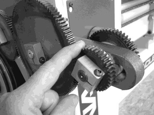 Never place your fingers between the gears as they could crush your finger. Note.