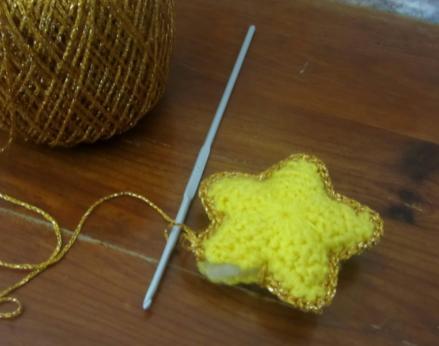 15) STAR Magic ring. Row 1: 3 ch, 19 dc. Pull loose yarn end to tighten circle.