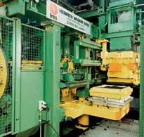 Lowering moulding machine with pattern roller conveyor for the production of one mould-half each,