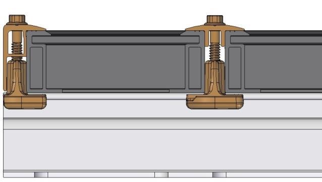 Push the modules fully to the rail nuts of the centre clamps.