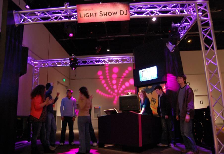 Light Show DJ Now that you've had some training at the Laser Light DJ, put your skills to the test. You're in the control booth at a virtual concert.