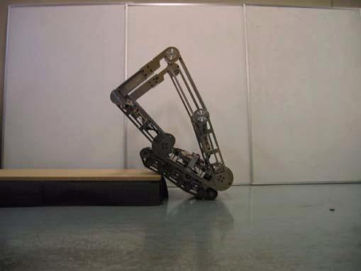 link 4 loses contact with the ground at a certain angle of θ 2. In such a situation, only one actuator τ 1 elevates a robot.