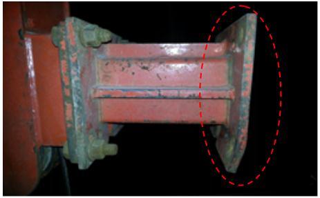 Figures 1 and 2 show the mobile crane used at the time of the accident and the work of attaching some steel parts in the