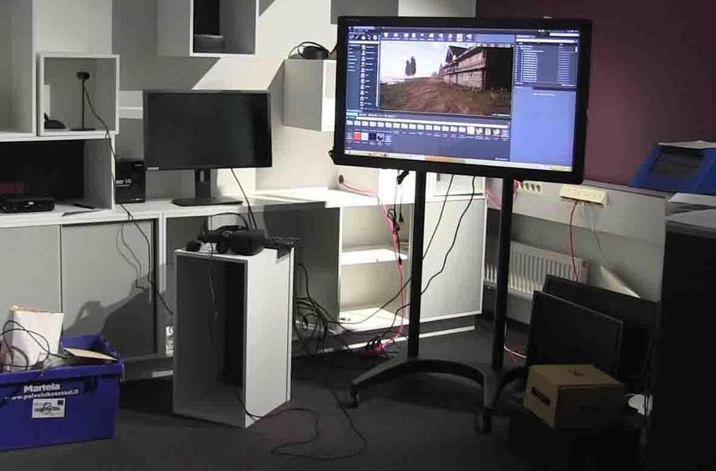 23 Figure 2. The laboratory setting with Oculus CV and screen for observation In total 53 participants answered to the pre-questionnaire and were selected to the experiment.