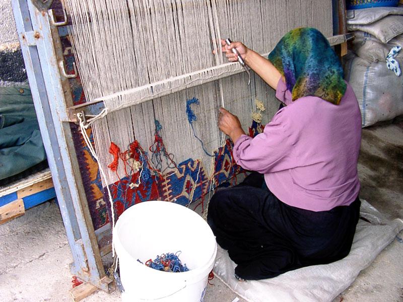 Loom An apparatus that makes fabric by weaving yarn or thread Spinning Wheel Oostdyk, R. (n.d.).