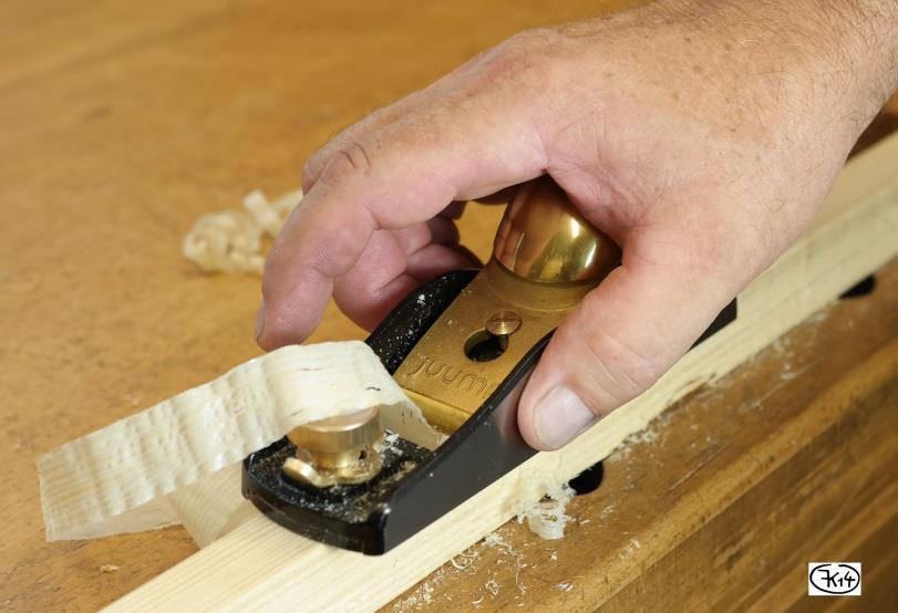 The blade is mounted onto the bed. The bed is milled into the body with a 20 angle from the sole. The brass cap presses the blade onto the bed.