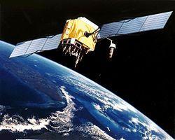 Fig. 3.15. Un satelit al sistemului GPS Principiul de funcţionare al GPS este bazat pe utilizarea unor sateliţi din spaţiu ca puncte de referinţa pentru localizarea la sol.