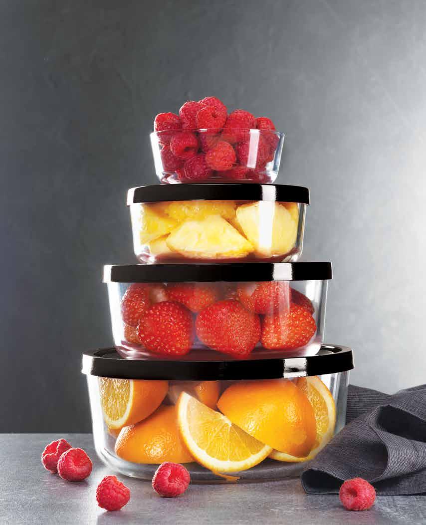 STORAGE SOLUTIONS GLASS STACKABLE BOWLS WITH LIDS - SET OF 4 Juego de 4 tazones de vidrio con tapa de plástico Nonporous, impermeable clear storage bowls maintain the aroma and flavor of stored