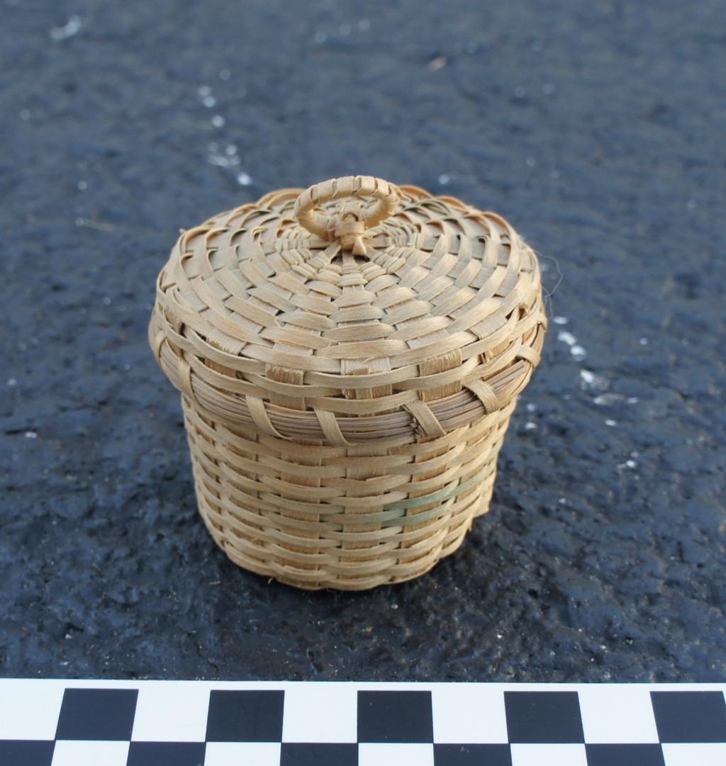 but probably held any of the myriad tiny items needed for the turn of the 20th century's lady's toilet. Button baskets are essentially tiny 2-3" diameter work baskets.