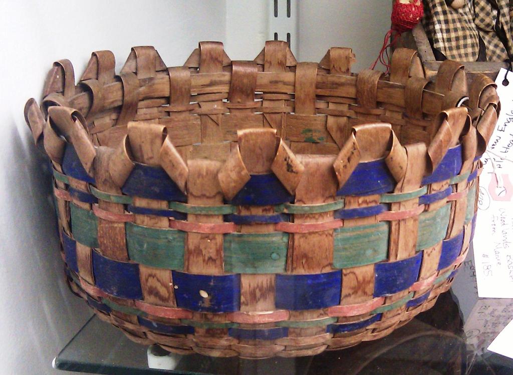 An unclassified basket There are occasional baskets that do not fit into the previous classification scheme, and so one of these will be presented separately. This unique basket is seen in Figure 50.