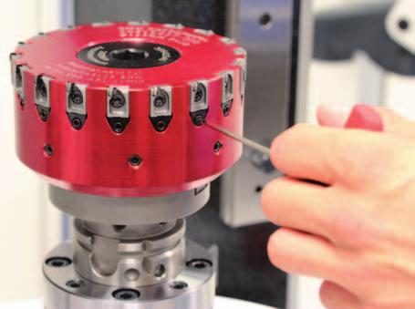 For example, with the new UNISET-P with measuring sensor* the axial run-out can be easily adjusted in record time and with μ-precision. Changing and adjusting the PCD milling inserts 1.