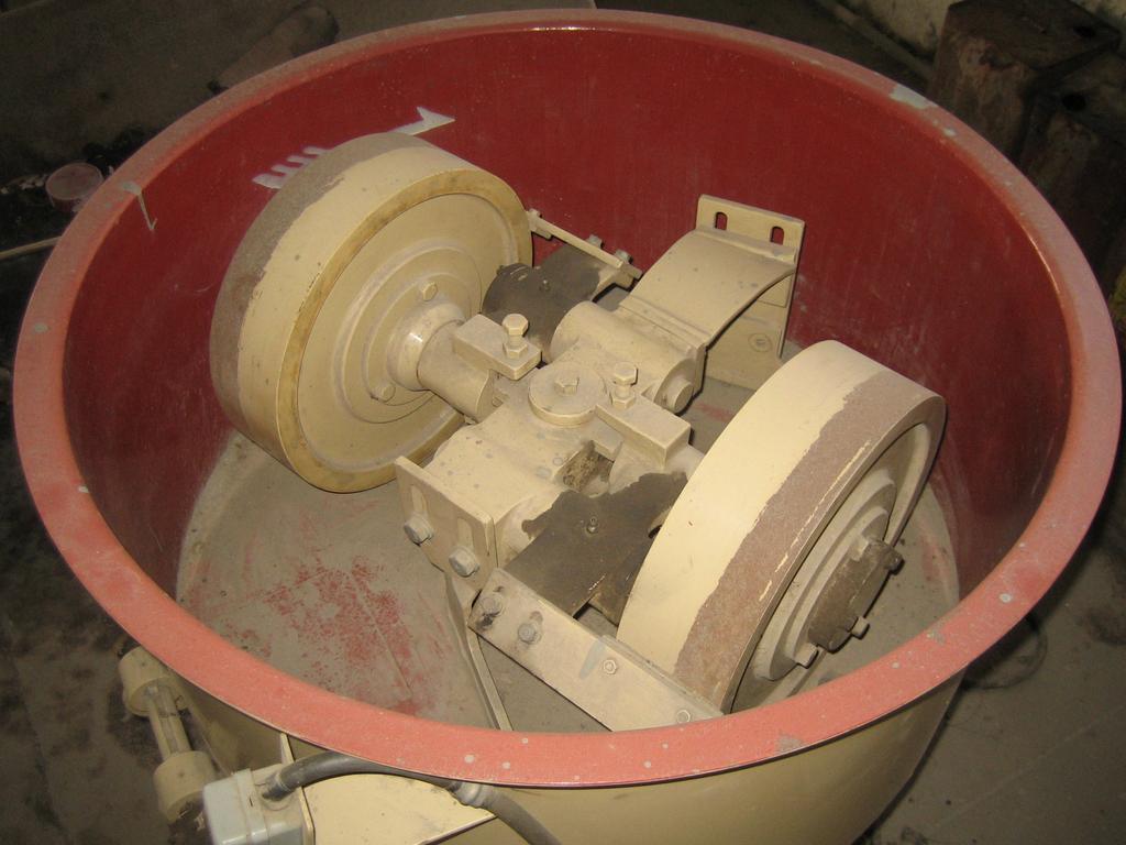 PRACTICAL # 1 PRACTICE FOR PREPARATION OF MOLDING SAND MIXTURES Silica sand (SiO2) is used more frequently for making castings than any other moulding materials.