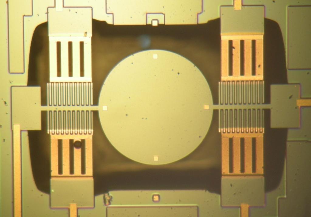 Electro-static MEMS mirror Has no appreciable DC response: the angular position follows the frequency applied to the mirror (can range from 6 to