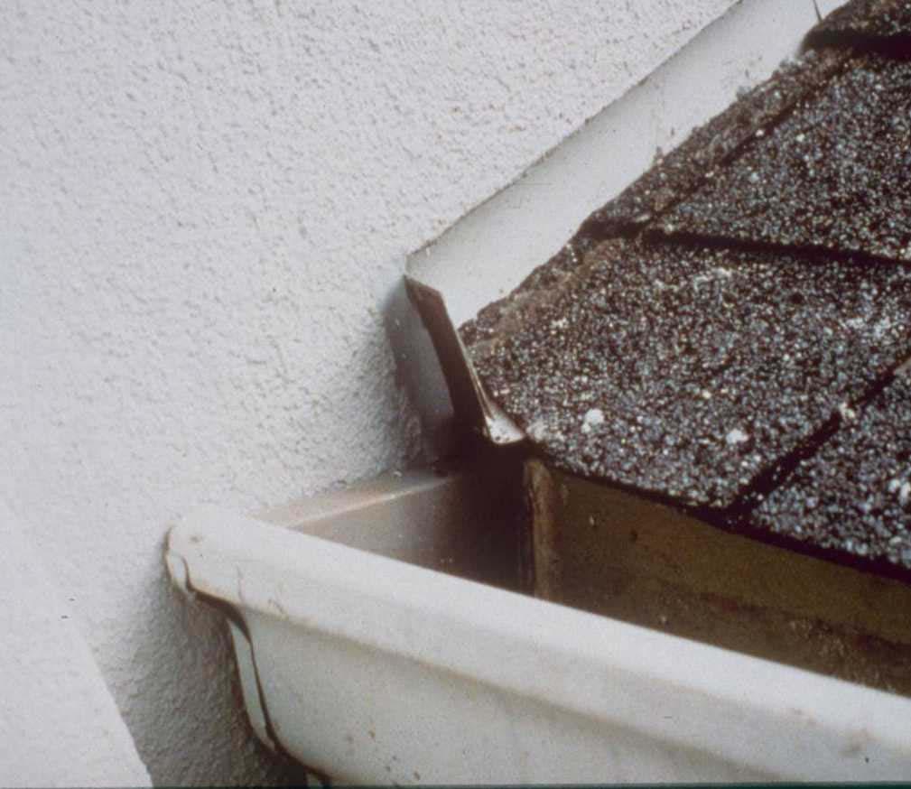 Sufficient Height and Angle At least 4 in height angle to roof should be 90 degrees. The angle from wall should direct water away from the wall at a 45 degree angle or more. 3.