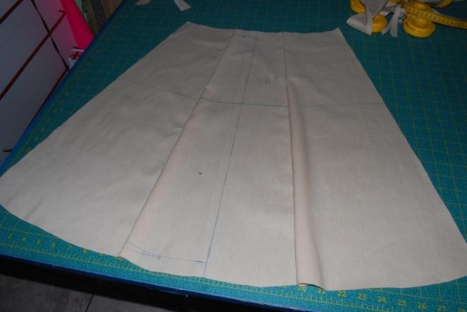 Place yur skirt frnt right side dwn with hem clsest t yu; write an R n the right side near the ntch and write a L n the left side near the ntch. This will cme in handy when yu sew the side seams.