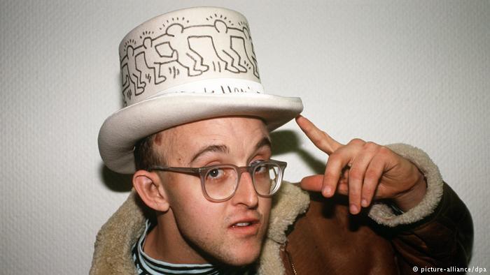 Keith Haring in 1990, a month before his death; he would have turned 60 on May 4 The politics of Pop Art It's this symbolism and the characters that repeatedly appear in Haring's work that provide