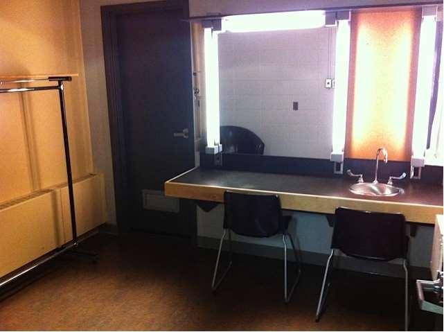 PICTURES DRESSING ROOM
