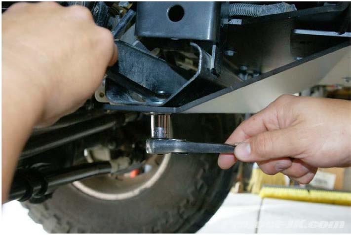 28. SECURE THE SKIDPLATE TO THE LOWER CROSS MEMBER OF YOUR JK JEEP USING THE BOLTS AND WASHERS