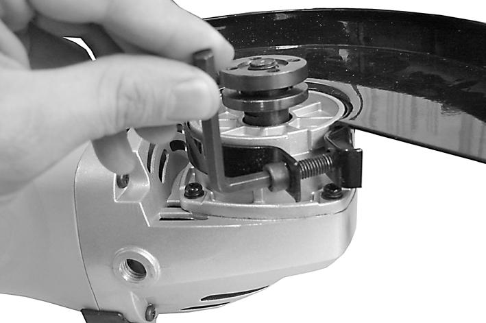 Rotate the disc guard to the required position and secure by tightening the cap head screw using the hexagonal key supplied.