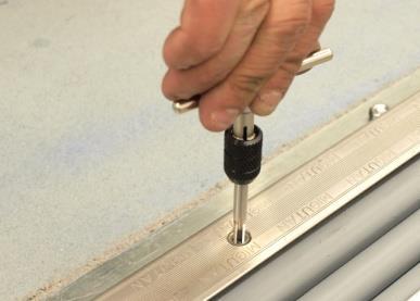 Keep the screw bit fully and firmly inserted into