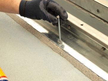 EMSEAL DFR-FP (DFR For Plaza Decks and Split Slabs) Install Data April, 2016, Page 9 of 21 Remove excess epoxy from