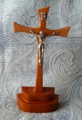 CS006 Crucifix with stand - small