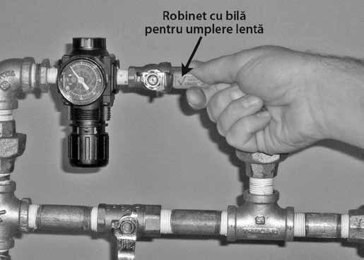 Deschideţi robinetul cu bilă de pe conducta de încărcare a diafragmei. Lăsaţi apa să curgă prin conducta sistemului de golire automată. 15.