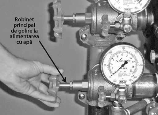 22. Închideţi robinetul de golire principal după ce s-a constatat că apa curge în mod constant. 25. Deschideţi complet robinetul principal de control al alimentării cu apă. 26.