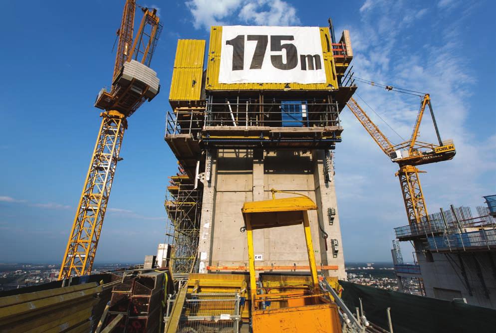 În luna iulie, turnul dublu de birouri a atins înălţimea de 175 m.