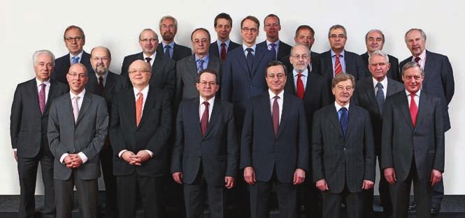 CONSILIUL GUvernATORILOR Rândul din faţă (de la stânga la dreapta): Jörg Asmussen, Gaston Reinesch, Vítor Constâncio, Mario Draghi, Yves Mersch, Christian Noyer Rândul din mijloc (de la stânga la