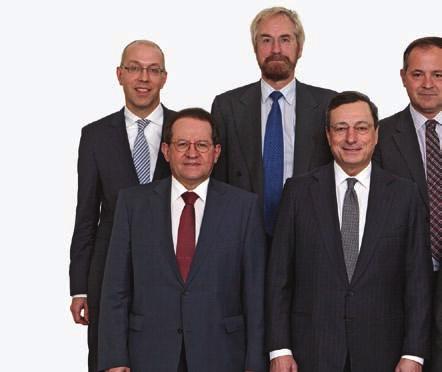 COmITETUL EXECUTIV Rândul din spate (de la stânga la dreapta): Jörg Asmussen, Peter Praet, Benoît Cœuré Rândul din faţă (de la stânga la dreapta): Vítor Constâncio (vicepreşedinte), Mario Draghi