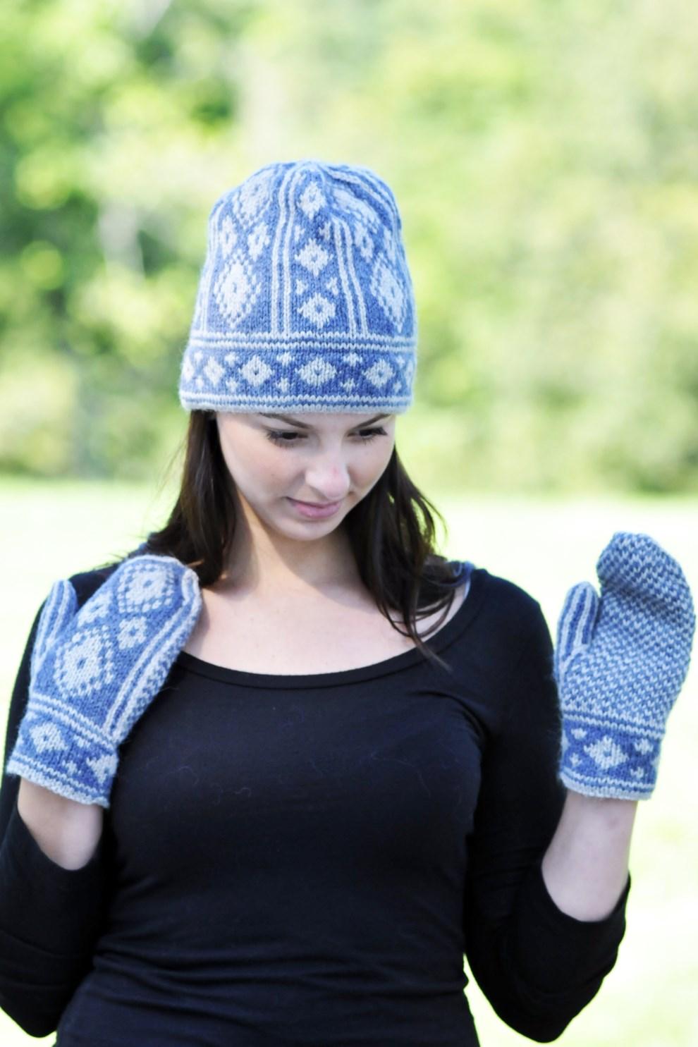 Alpaca Lana D Oro Arctic Set Designed by Diane Zangl Fair Isle motifs go vertical in this winter set. The hat is shaped at the top by means of equally spaced decreases.