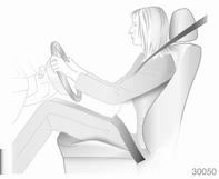 42 Scaunele, sistemele de siguranţă Scaunele faţă Poziţia scaunului 9 Avertisment Conduceţi numai cu scaunul reglat corespunzător. Aşezaţi-vă cu spatele cât mai aproape de spătar.
