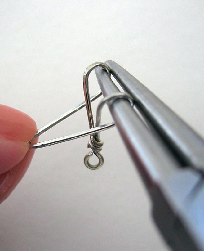 [8 9] Wide links [8 9] Make wide links out of six top-heavy diamonds. Use roundnose pliers to grasp a top-heavy diamond one-third of the distance from its nonloop end.