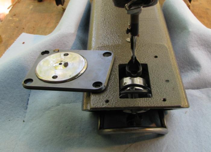 Basic steps to time the Gammill quilting machine s rotary sewing hook 1.) Turn the machine off and unplug it. 2.) With the needle bar in the raised position, remove the bobbin and bobbin case. 3.