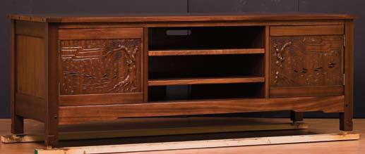 P a s a d e n a B u n g a l o w C o l l e c t i o n AN-7346 AN-7346 THE BLACKER HOUSE TV CONSOLE H21 W58½ D21 Carved doors with touch latches, no pulls. Open center with two adjustable shelves.
