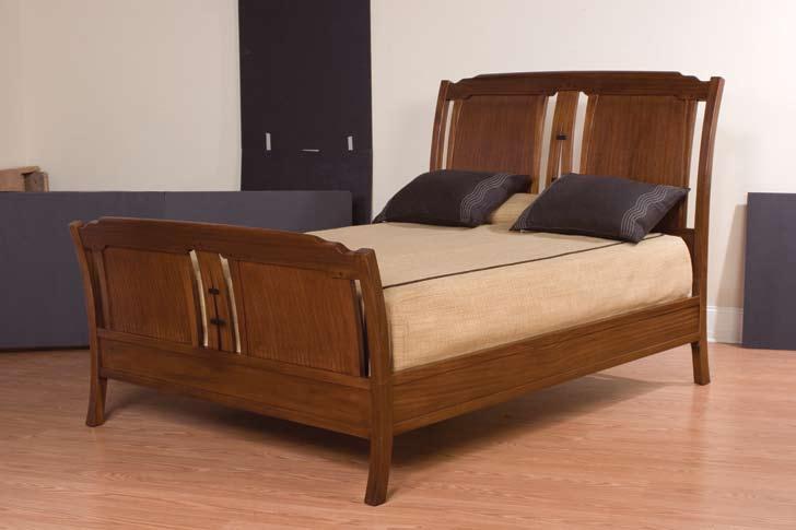 P a s a d e n a B u n g a l o w C o l l e c t i o n AN-7314 AN-7314B PASADENA BUNGALOW SLEIGH QUEEN BED H56 W64½ L94½ Footboard Height 34½ Low Footboard Available H17 Features a swept back headboard
