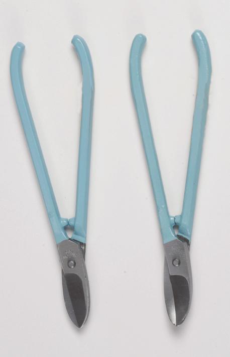 8.6 snips Drop forged from carbon tool steel, hardened, tempered ground, glazed, assembled and tested Tested to guarantee the blades will cut right to the end Snips and Shears have a cutting capacity