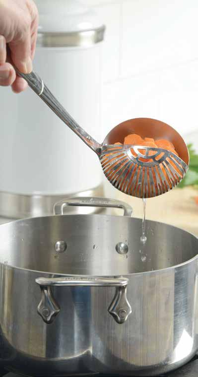 1019 3105 3428 6571 1019 SCOOP & POUR LADLE Cucharón Scoop & Pour Scoop, strain and pour with a single tool. Made of stainless steel.